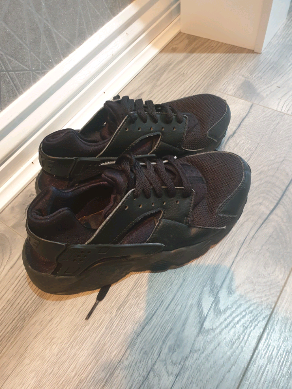 black huaraches size 5.5